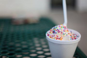 es krim vanilla di dalam gelas dengan taburan ceres warna warni